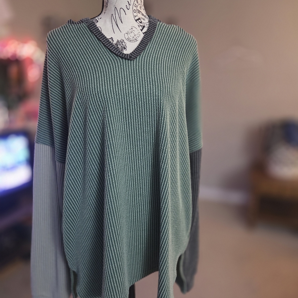 Cato V-Neck Sweater in Green and Gray